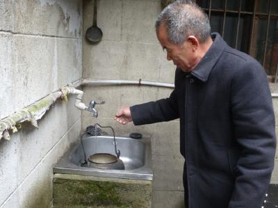 山泉水质堪忧 村民饮水犯难