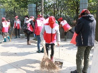 市纪委、市广播电视台等六家部门单位、社区、企业开展道路卫生大清扫活动