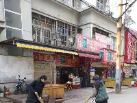 市委党校和馨园社区工作人员在图书馆巷开展卫生清扫活动