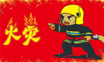 紧邻化工厂荒地起火  警民联手及时扑灭
