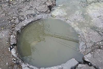 窨井粪水四溢  居民出行不便