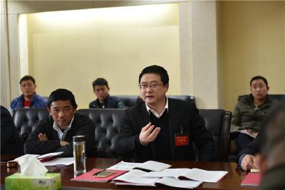 王刚参加第二组分组讨论