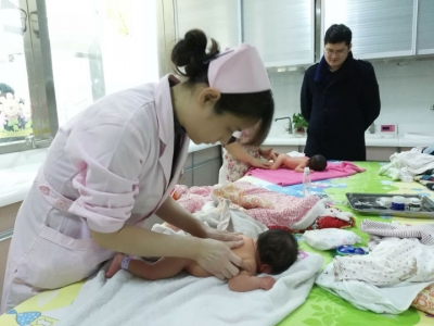 市妇幼保健院开展婴儿游泳抚触服务打造宝宝健康成长乐园