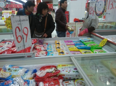 元宵花样多 市民选购忙