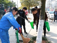 市纪委、市广播电视台等六家部门单位、社区、企业开展道路卫生大清扫活动