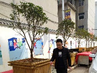 市委党校和馨园社区工作人员在图书馆巷开展卫生清扫活动