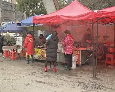 流动摊点占道   居民出行受阻