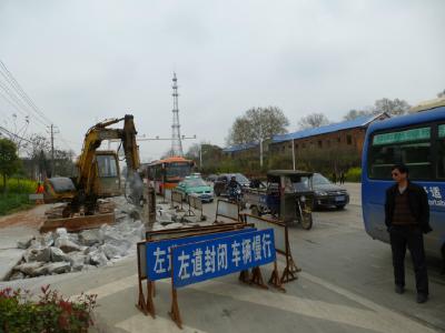 公路修成“半拉子” 居民出行难 相关部门：争取在六月份通车