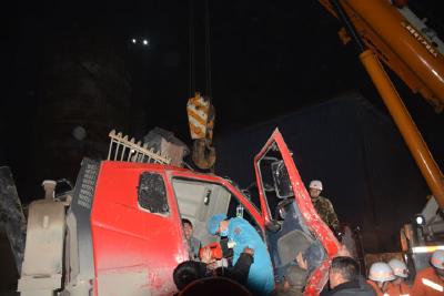 翻斗车栽跟头困住司机 救人！