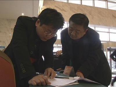 人大代表向大会报到