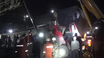 两货车侧翻挤压   数十人联合救援