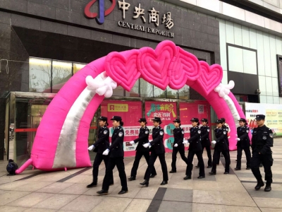 女警亮相