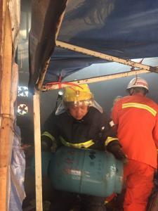 一彩钢板搭建的临时商棚起火 消防员两入火场抱出7只煤气罐