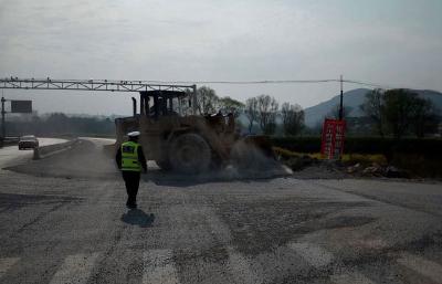 清理货车抛洒沙石