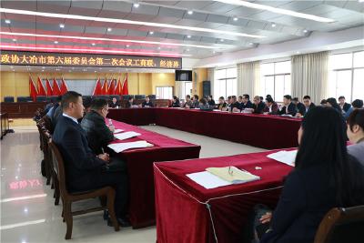 纪春明参加工商联、经济界分组审议