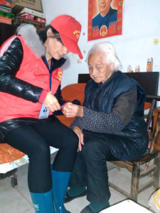 似亲人 是闺女 也是好帮手 一位网格员传递出的大爱与感动 