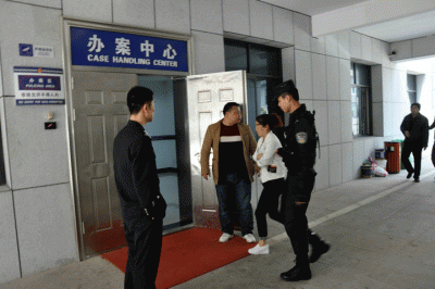 民警翻越高墙捣毁一赌博窝点 4路高清监控 6条逃跑通道