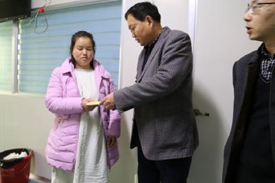 市民政局 为村民送“救急难”资金
