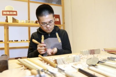 他从美国留学回大冶，放弃继承上亿家业只为做城市木匠