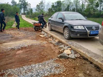 “祭祖小路”堵成停车场 相关各方积极协调修路事宜