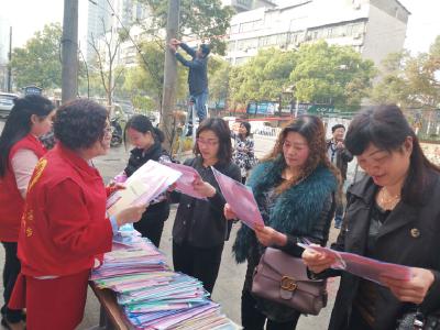 高新区康乐社区举办“创建文明城市 政策扶持就业创业”活动
