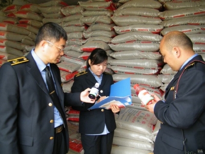 大冶开展放心农资下乡进村宣传周活动 农民现场学习辨识假劣农资知识