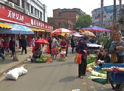 你下班我接班 路边街道竟成流动“午市”