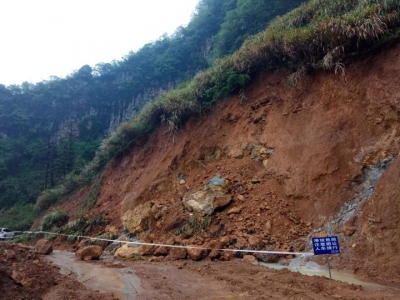 险！殷祖山体滑坡堵塞上山公路