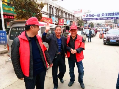还地桥镇组织志愿者引导群众文明祭祖
