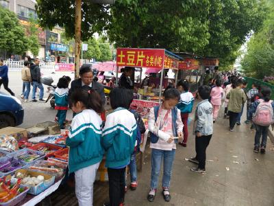 学校门口“三无”食品扎堆惹人忧 市民呼吁，整治校园周边摊贩
