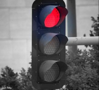 网逃车辆被38秒红灯拦停