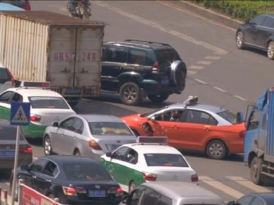 加塞变道既危险又造堵 交警提醒，驾驶车辆要按规定的车道行驶