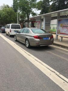 私家车“鸠占鹊巢” 公交站台沦为“停车场”