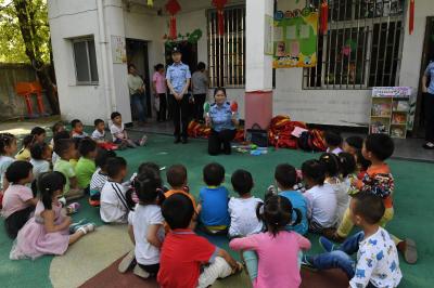 书香飘进乡村幼儿园 民警赠书授课话安全  