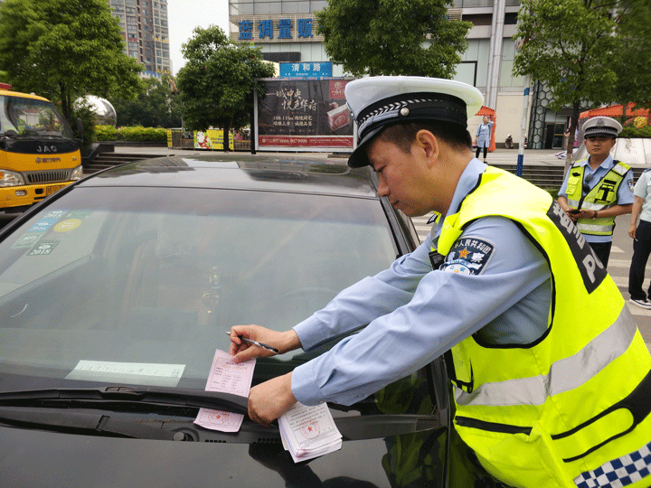 昨起集中整治城区机动车乱停乱放行为 注意 “逆向停车”也挨罚