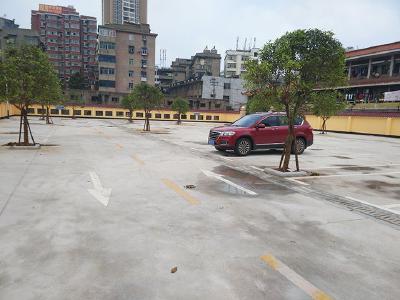 城区新建的停车场、菜市场26日正式投入使用