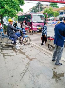 “黑摩的”重现街头   全城打“游击”