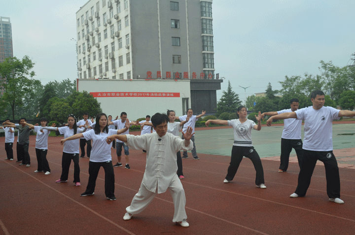 80名体育教师“传承”太极拳
