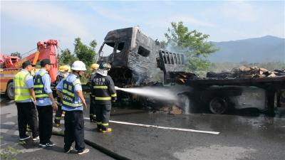 大广高速一挂车起火  消防官兵三小时扑灭