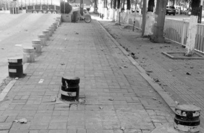 人行道上设置障碍球 有人欢喜有人忧