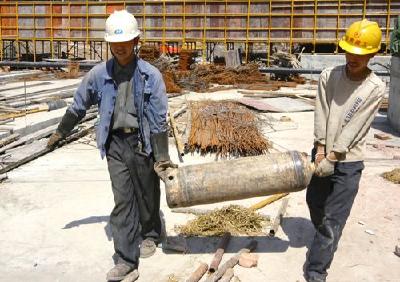 报告称我国农民工达2.8亿 月均收入3275元