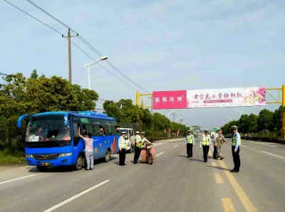市公安局交警大队 巡警大队精干警力联手市公路部门 交通整治