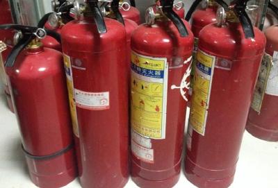 学校消防器材紧缺 20台灭火器送上门
