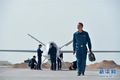 空军无人机“第一茬人”：年近五十来转型，图啥？