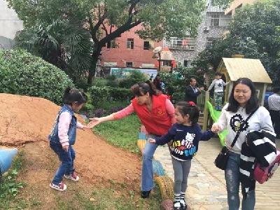 大志愿者护小朋友