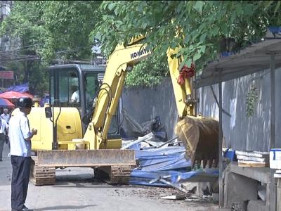 文明整治众望所归 路边摊主主动拆违