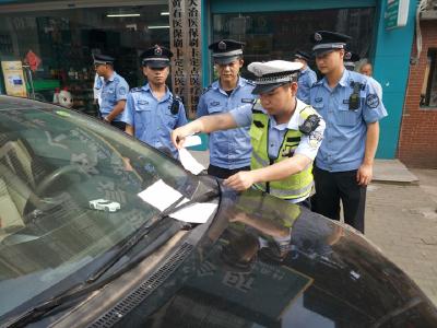  开发区第四片区整治组开展车辆乱停乱放专项整治 一个多月查处违法停车行为424起