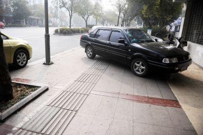 私家车占道停车 公交车绕行进站