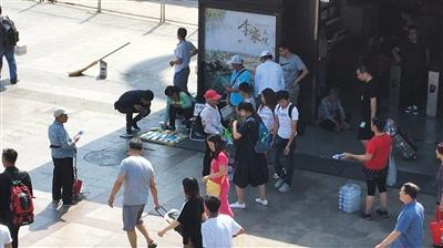 山寨充电宝虚标容量易爆炸：电池布满锈迹 用铁块增重