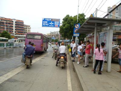 半小时一辆车 市民抱怨等车难 相关部门：修路所致，将规范发车时间